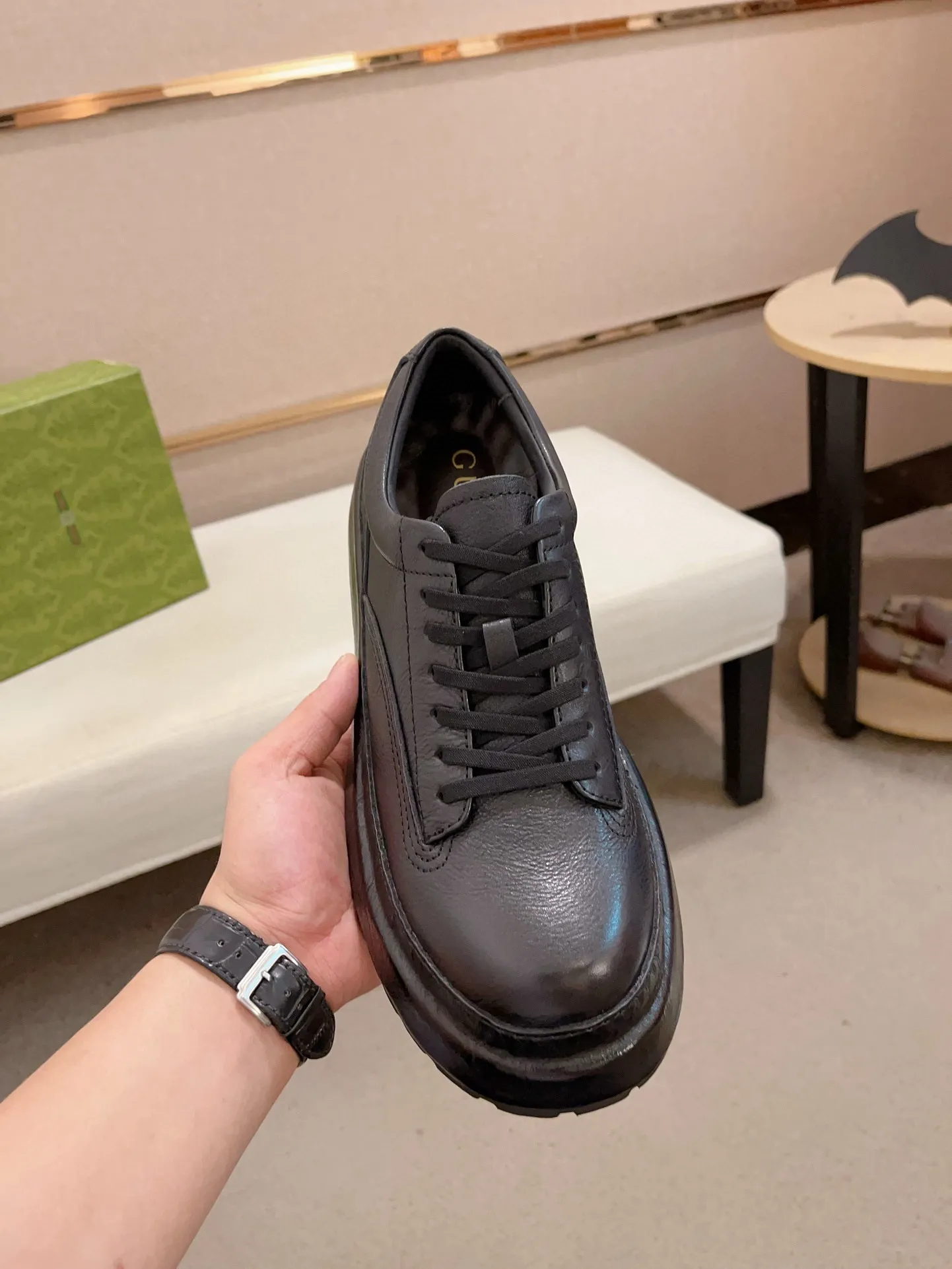 Men's shoes 💰: 680💰 Gucci (Gucci) new men's shoes, sold simultaneously on the official website, made from original orders, uppers made of first-layer cowhide, purely handmade craftsmanship 🌈 High-end first-layer genuine leather lining, original non-slip and wear-resistant outsole, fashionable and versatile, standard size .37-44. Can be customized 45-46